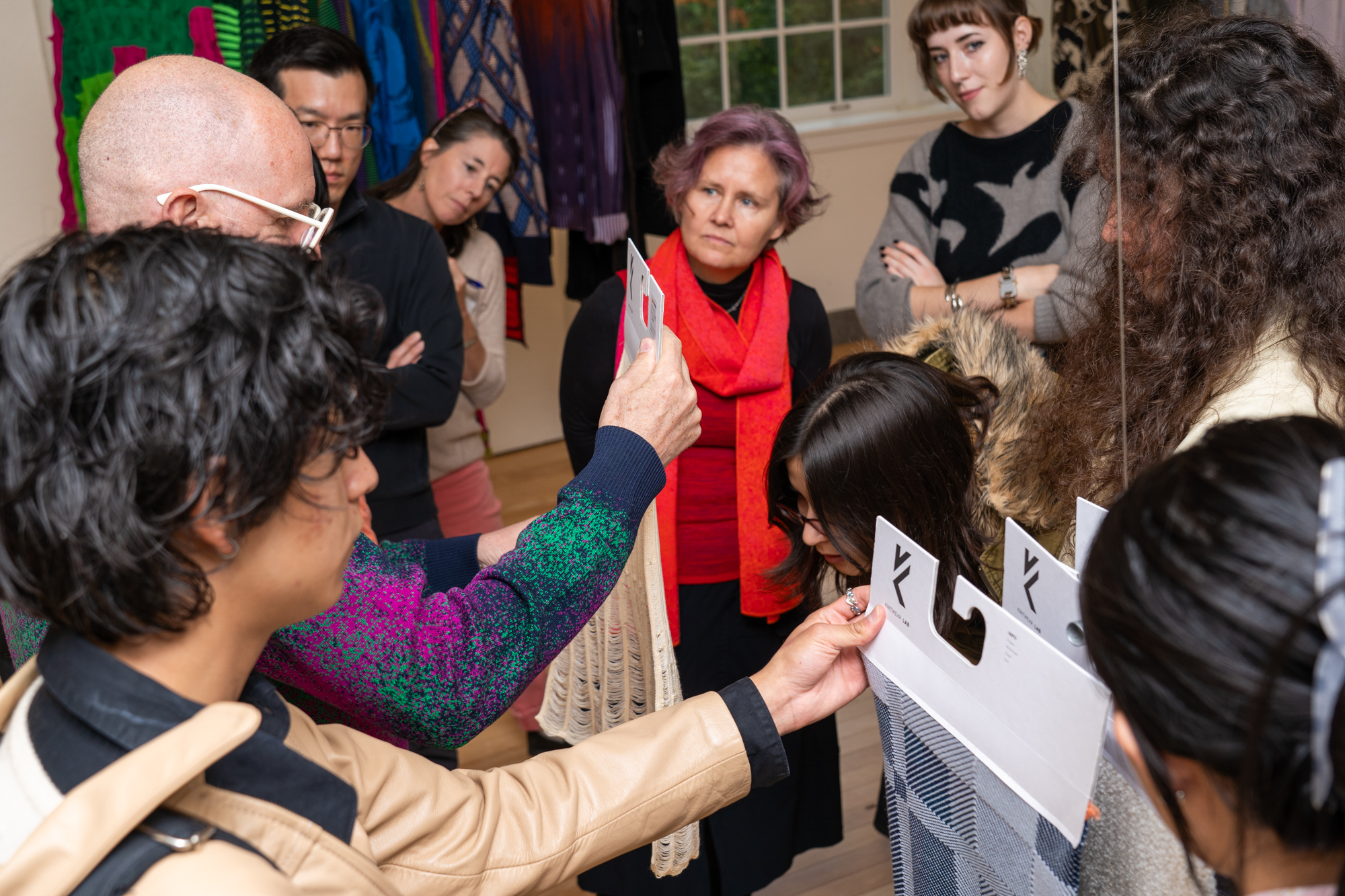 Thijs explains how he designed a sample to a group of students during an open workshop