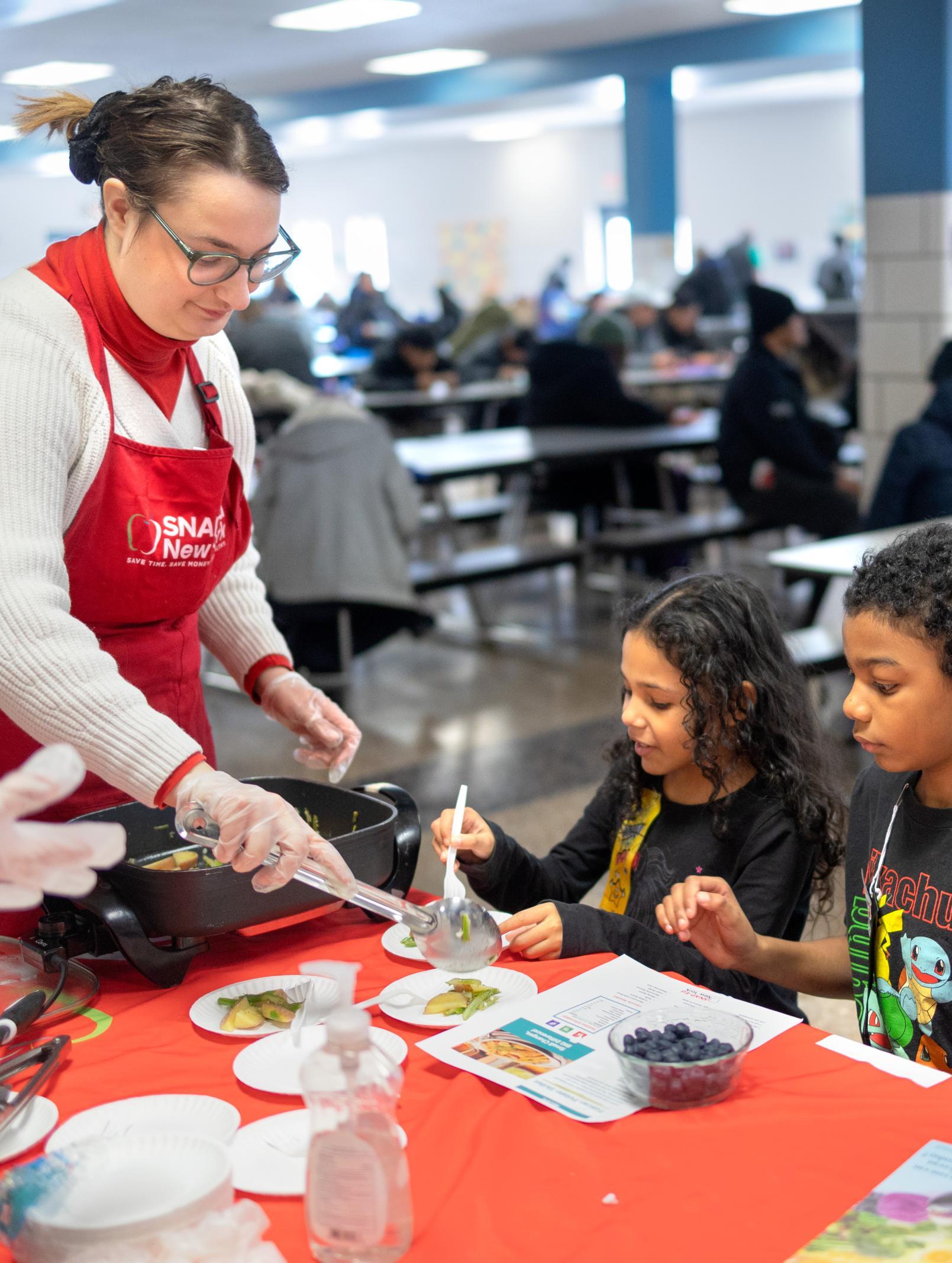 SNAP educator teaching children about food