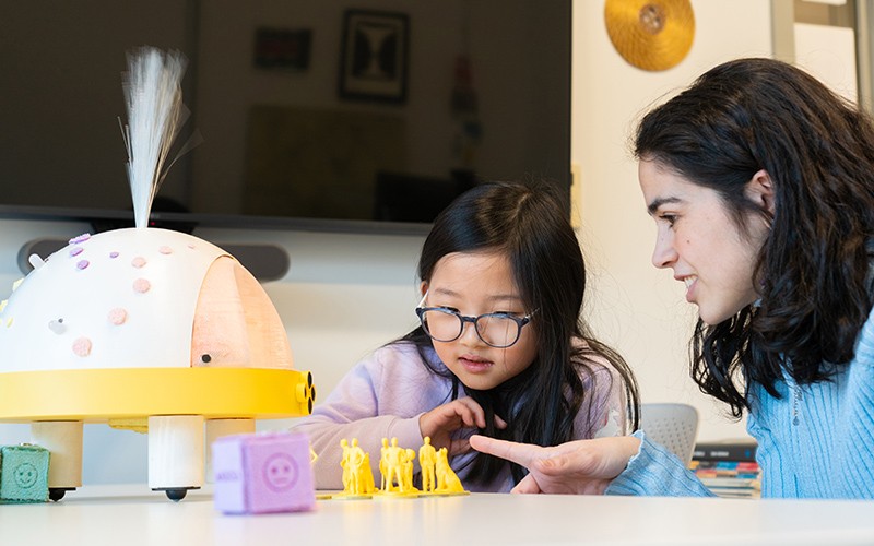 e-MoBo is a robot-mediator that helps children express their emotions by working together with a caregiver. 