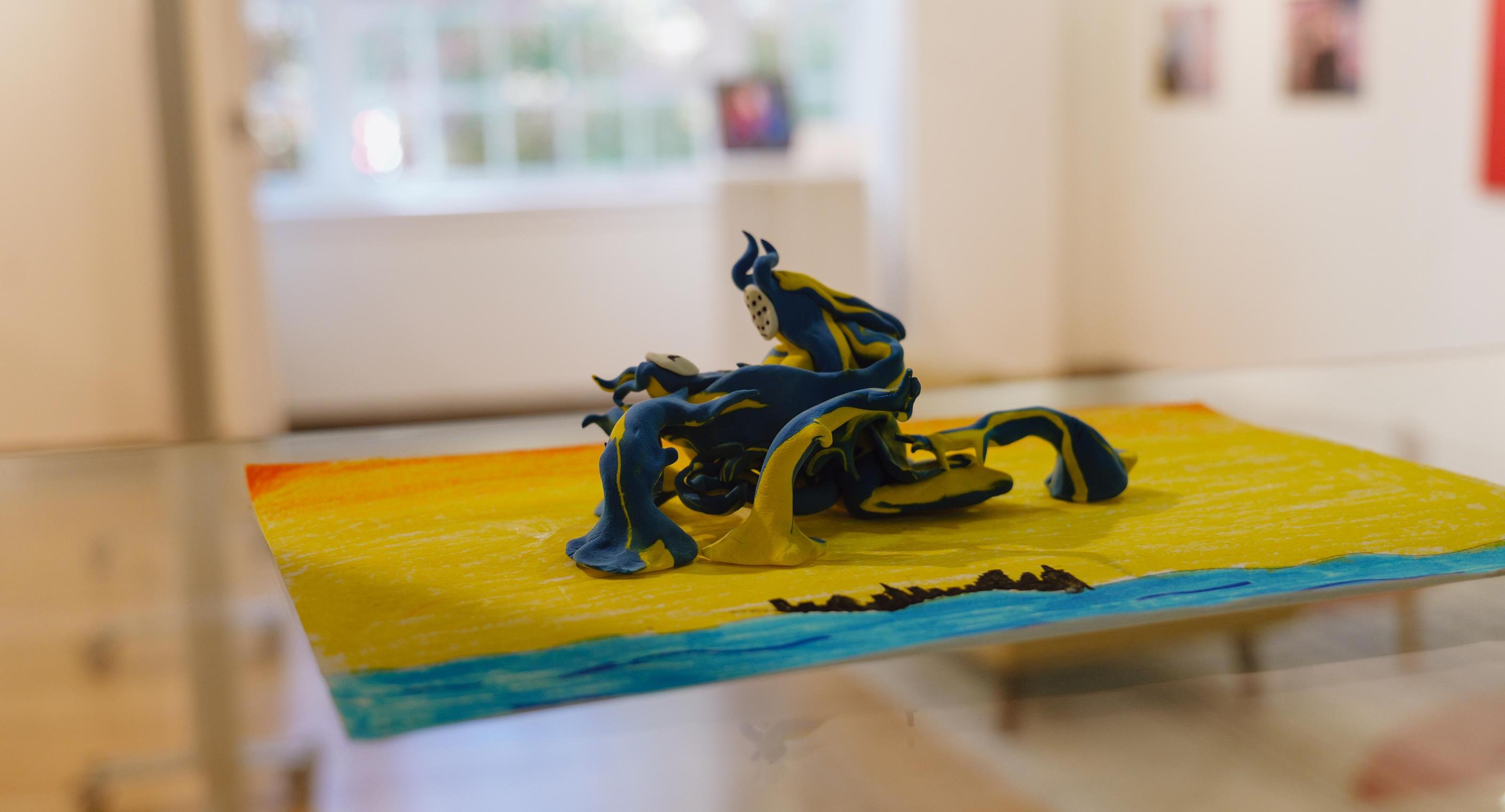 An intertwined piece of art, which is blue and yellow, representing chosen famliies on display.