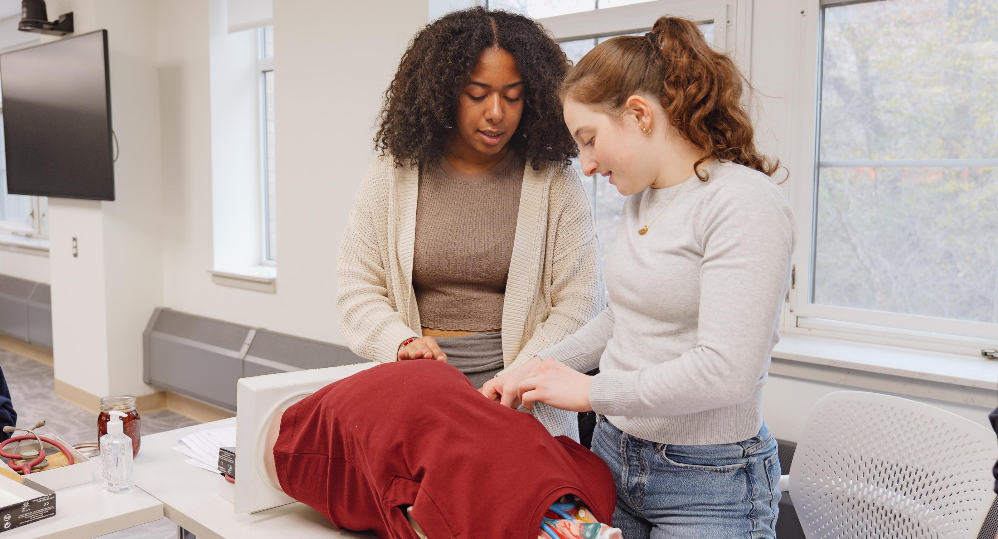 Marie Cajoux and classmate working in an anatomy lab