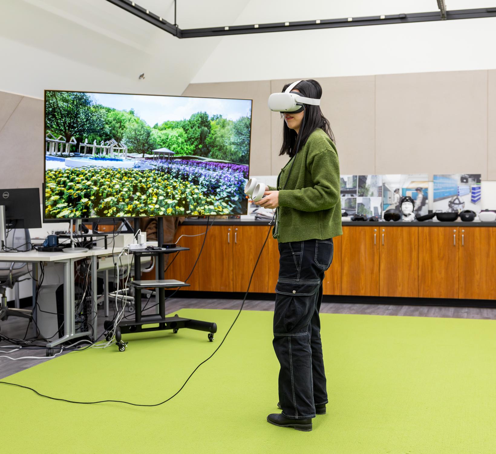 Lab worker tried olde adult VR demo in Kalantari lab 