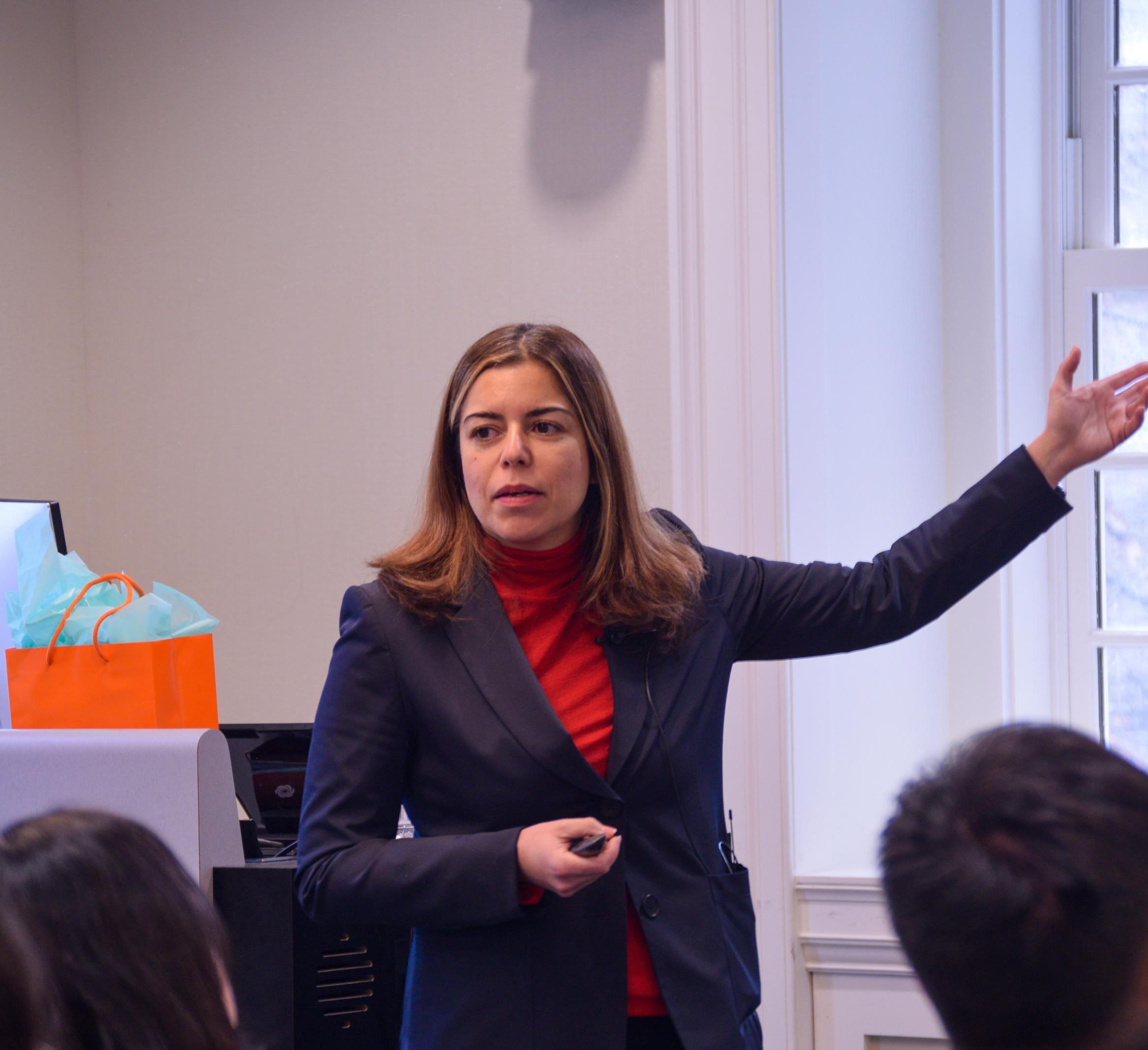 Rana Zadeh speaks to an audience.